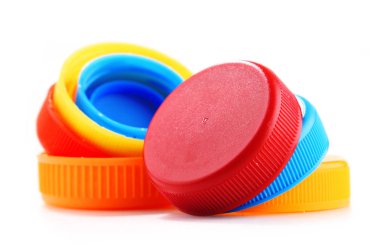 Plastik şişe kapakları beyaz arka planda izole edilmiş