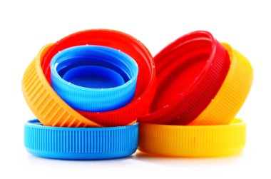 Plastik şişe kapakları beyaz arka planda izole edilmiş