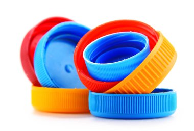 Plastik şişe kapakları beyaz arka planda izole edilmiş