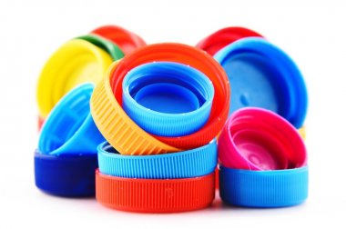 Plastik şişe kapakları beyaz arka planda izole edilmiş