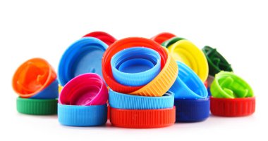 Plastik şişe kapakları beyaz arka planda izole edilmiş