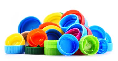 Plastik şişe kapakları beyaz arka planda izole edilmiş