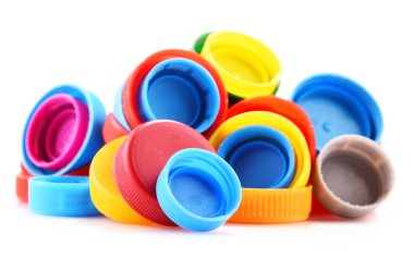 Plastik şişe kapakları beyaz arka planda izole edilmiş