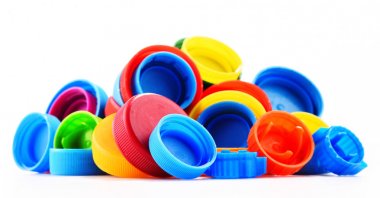 Plastik şişe kapakları beyaz arka planda izole edilmiş