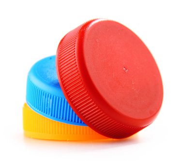 Plastik şişe kapakları beyaz arka planda izole edilmiş