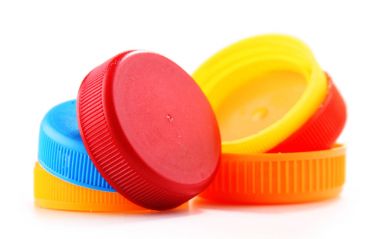 Plastik şişe kapakları beyaz arka planda izole edilmiş