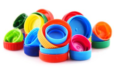 Plastik şişe kapakları beyaz arka planda izole edilmiş