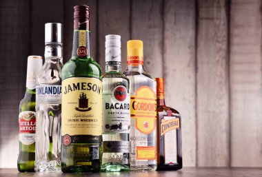 Çeşitli küresel sert likör markalar şişe