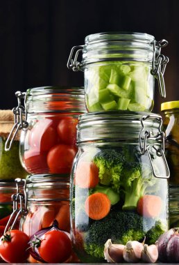 Kavanoz Marine gıda ve organik çiğ sebze ile