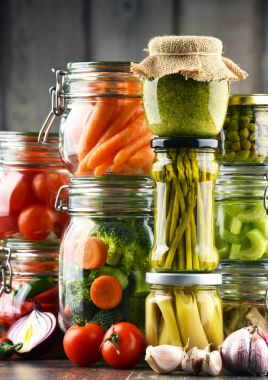 Kavanoz Marine gıda ve organik çiğ sebze ile