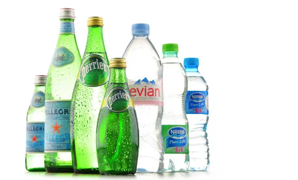 Çeşitli küresel maden suyu markalar şişe — Stok fotoğraf
