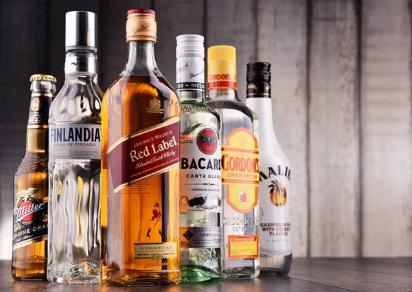 Flessen van diverse wereldwijde sterke drank merken — Stockfoto