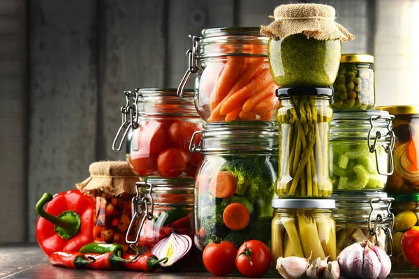 Sklenice s marinovaným potravin a organických syrovou zeleninu — Stock fotografie