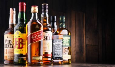 Birkaç küresel viski marka şişe