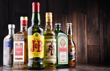 Çeşitli küresel sert likör markalar şişe