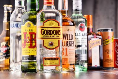 Çeşitli küresel sert likör markalar şişe