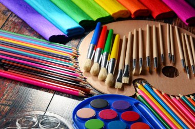 Resim ve çizim için okul aksesuarlarıyla kompozisyon