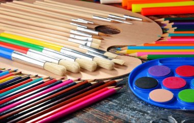 Resim ve çizim için okul aksesuarlarıyla kompozisyon