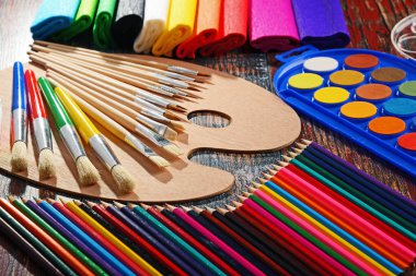 Resim ve çizim için okul aksesuarlarıyla kompozisyon