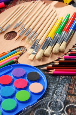 Resim ve çizim için okul aksesuarlarıyla kompozisyon