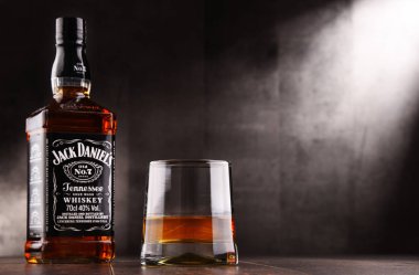 Bardak viski ve şişe Jack Daniel's