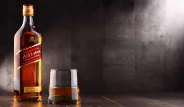 Bardak viski ve şişe Johnnie Walker