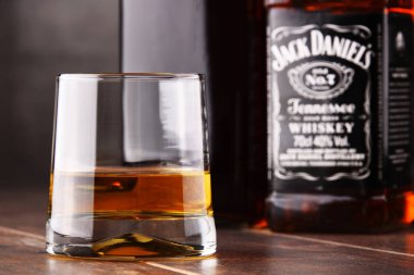 Bardak viski ve şişe Jack Daniel's