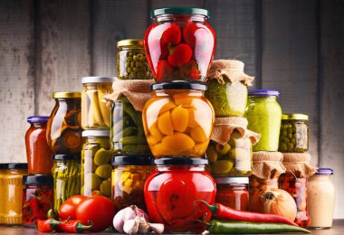 Çeşitli sebze turşulu kavanozlar..