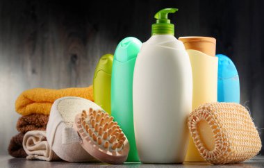 Plastik şişeler dolusu vücut bakımı ve güzellik ürünleri.