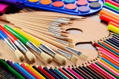 Resim ve çizim için okul aksesuarlarıyla kompozisyon