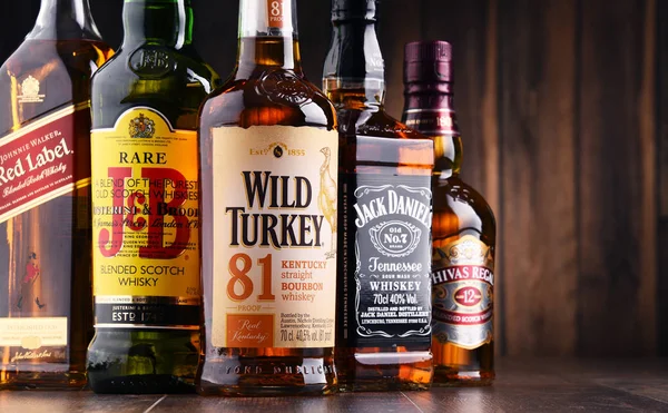 Botellas de varias marcas globales de whisky — Foto de Stock