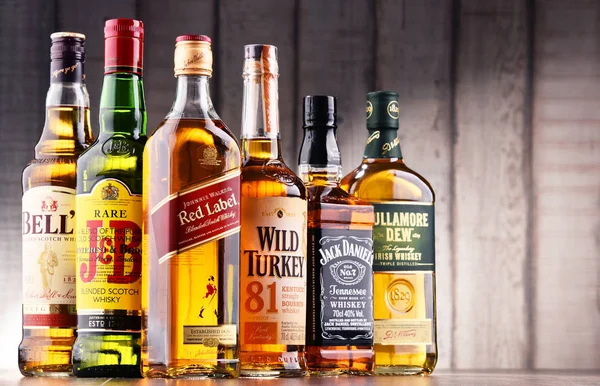 Bottiglie di diverse marche globali di whisky — Foto Stock