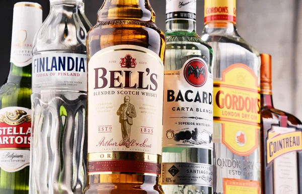 Flasker af assorterede globale hårde spiritus mærker - Stock-foto