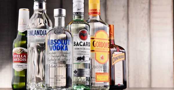 Пляшки Асорті глобального спиртного брендів — стокове фото