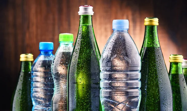 Berbagai jenis botol yang mengandung air mineral — Stok Foto