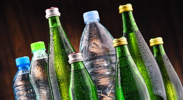 Verschillende soorten flessen met mineraalwater — Stockfoto
