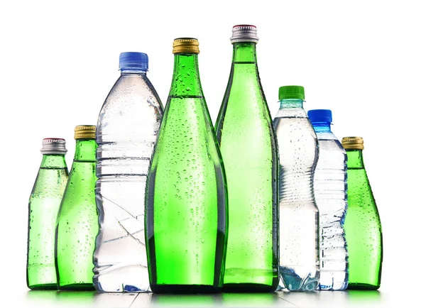 Diferentes tipos de botellas que contienen agua mineral —  Fotos de Stock