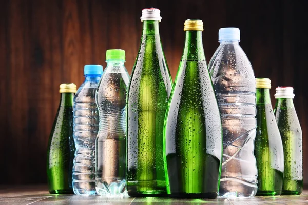 Diferentes tipos de botellas que contienen agua mineral — Foto de Stock