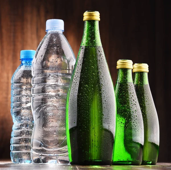 Diferentes tipos de garrafas contendo água mineral — Fotografia de Stock