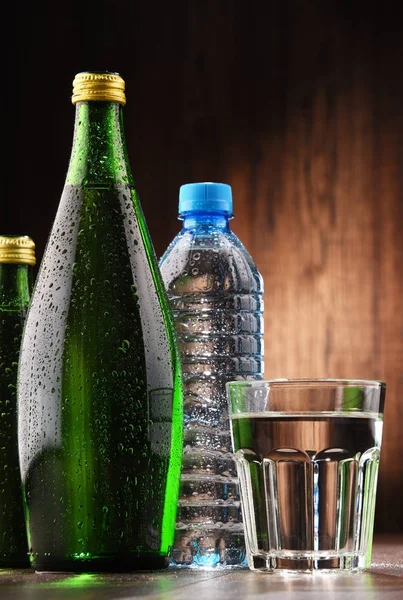 Samenstelling met glas en flessen mineraalwater — Stockfoto