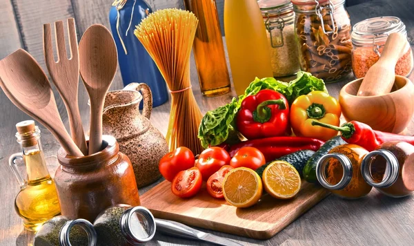 Composición con surtidos de productos alimenticios y utensilios de cocina — Foto de Stock