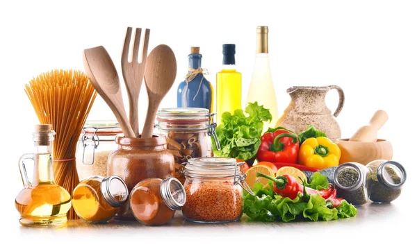 Surtido de productos alimenticios y utensilios de cocina aislados en blanco — Foto de Stock