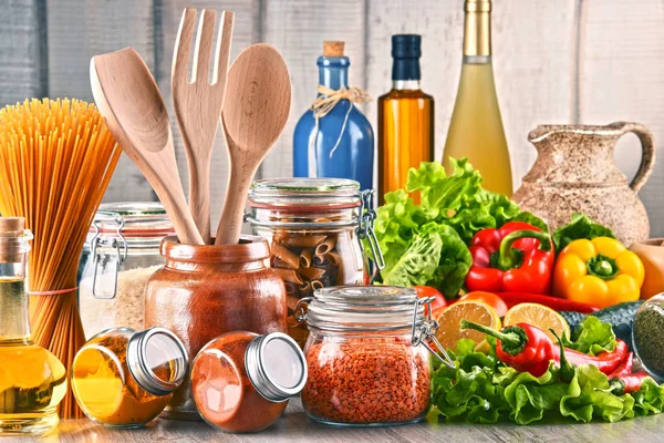 Composição com produtos alimentares sortidos e utensílios de cozinha — Fotografia de Stock