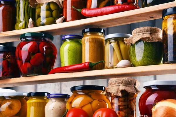 Frascos con variedad de verduras en vinagre. —  Fotos de Stock