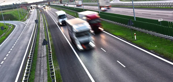 Caminhões na auto-estrada de quatro faixas de acesso controlado na Polónia — Fotografia de Stock