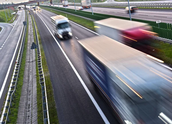 Vrachtwagens op vier lane controlled-access highway in Polen — Stockfoto