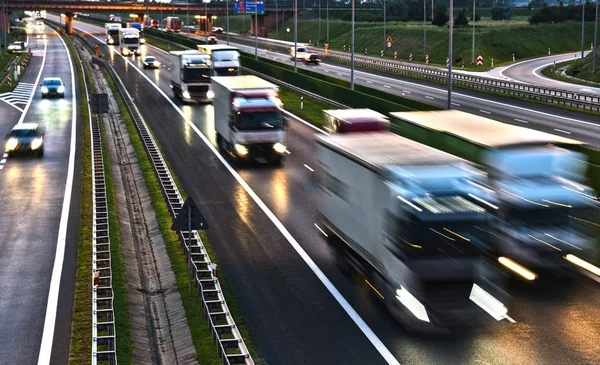 Φορτηγά στον τεσσάρων λωρίδων αυτοκινητόδρομος στην Πολωνία — Φωτογραφία Αρχείου