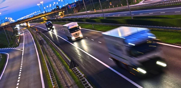 Camiones en carretera de acceso controlado de cuatro carriles en Polonia — Foto de Stock