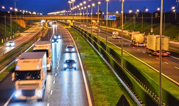 Camion su autostrada ad accesso controllato a quattro corsie in Polonia — Foto Stock