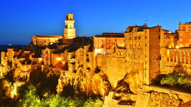 Pitigliano şehir Toskana, İtalya güneş battıktan sonra